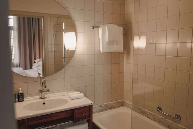 جناح عائلي، Diplomat Hotel 2/2