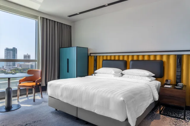 غرفة بريميير بسرير كينج بإطلالة على البحر، Courtyard by Marriott Colombo 1/3