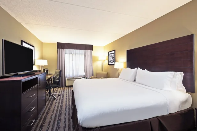 غرفة قياسية بسرير كينج، Holiday Inn Harrisburg East 1/3