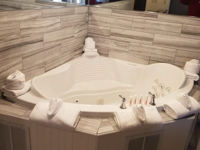 جناح بسرير كينج مع أريكة بجاكوزي، Ramada By Wyndham Minneapolis Golden Valley 1/1