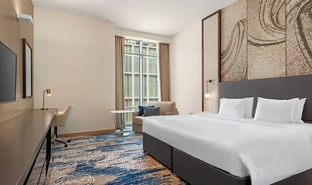 غرفة تنفيذية بسرير كينج، Novotel Dubai Gold District 3/6