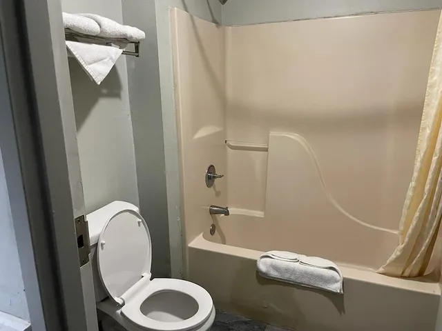 غرفة أساسية مفردة بسرير كينج، Americas Best Value Inn & Suites Slidell 7/8
