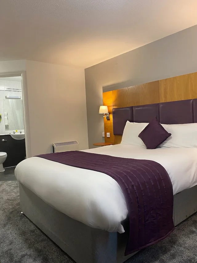 غرفة بسرير مزدوج لذوي الإعاقة، Purple Roomz 4/9