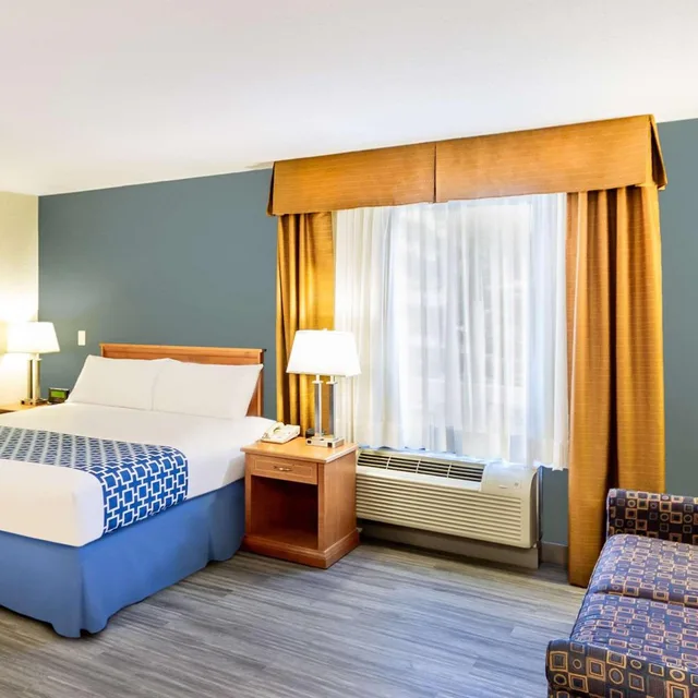 جناح بسرير كوين مع أريكة في المبنى الرئيسي، Econo Lodge Inn & Suites Calgary - University 4/7