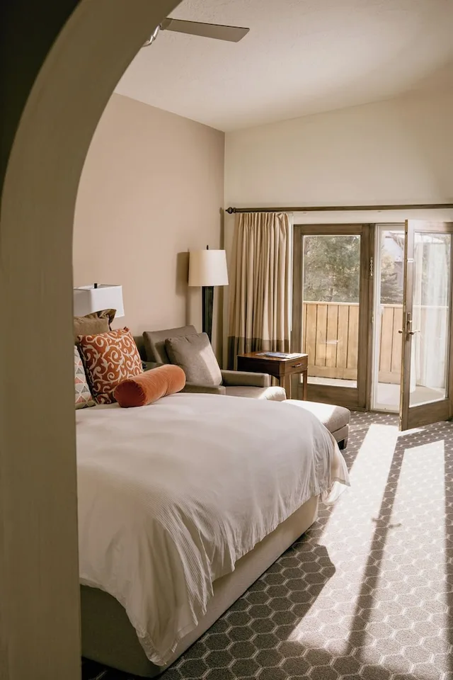 غرفة ديلوكس بسرير كينج، Knob Hill Inn 3/3