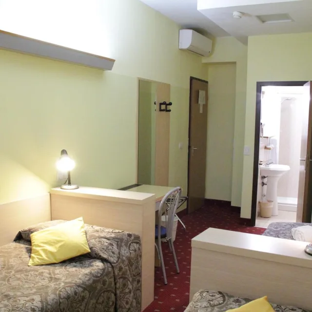 غرفة ثلاثية، Hotel Lugano 5/10