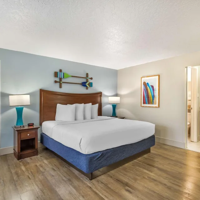 Courtyard, King Bed، Best Western Cocoa Beach Hotel and Suites 1/10