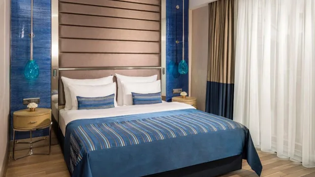 غرفة بريميوم بسرير كينج بإطلالة على الحديقة، Crowne Plaza Istanbul - Florya 3/5