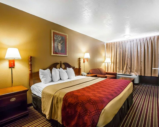 غرفة بسرير كينج للمدخنين، Econo Lodge Dyersburg I-155 3/3