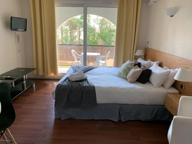 غرفة بسرير مزدوج بإطلالة على المسبح، Hotel Residence Anglet Biarritz Parme 3/9