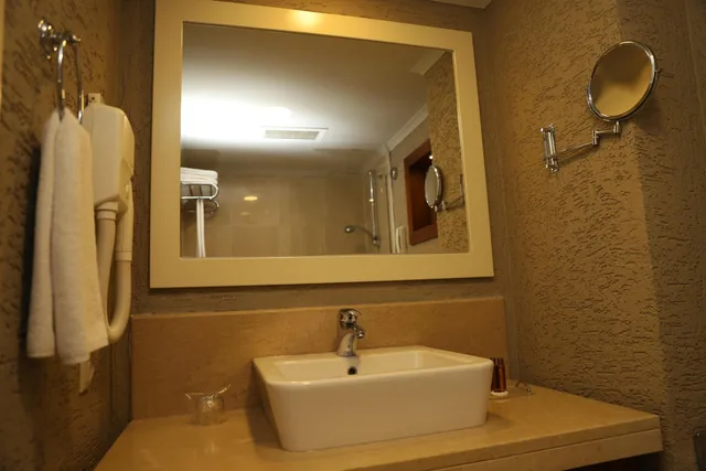 غرفة بسرير مزدوج أو سريرين منفصلين بإطلالة على المسبح، Meder Resort 10/10