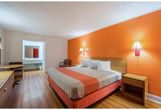 1 King Bed - Mobility Accessible Tub, Nsmk, Motel6 Perry, GA 3/4