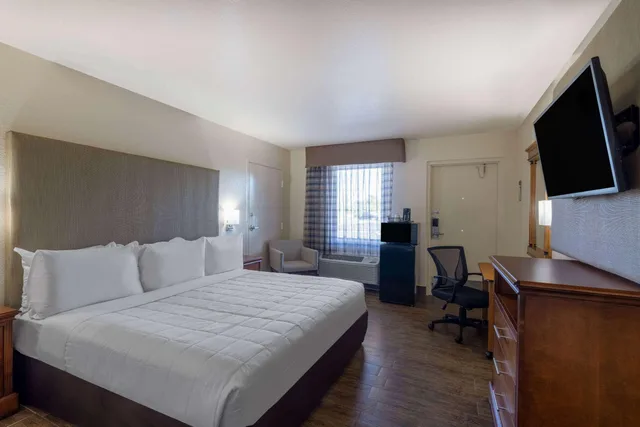 غرفة بسرير كينج في الطابق الأرضي لذوي الإعاقة، Staywell Hotel Florida City-Homestead 1/3