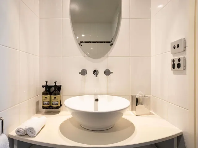 Studio, Double Bed, River View, Peppers Seaport Launceston 6/8