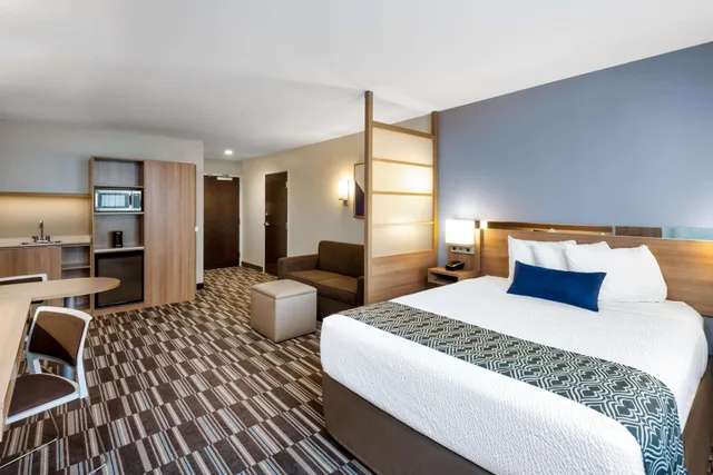 جناح استوديو بسرير كوين، Microtel Inn and Suites by Wyndham Warsaw 1/2
