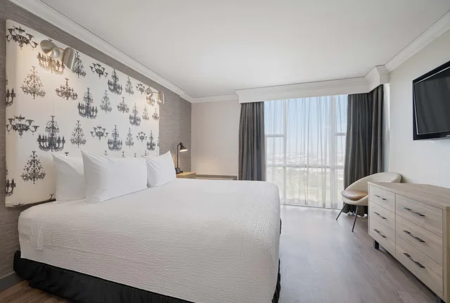 Grand Penthouse Jacuzzi Suite, 1 King, Sofa Bed, Kitchen، Sandman Signature Toronto Airport Hotel 1/4