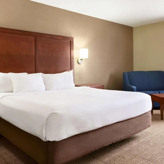 غرفة بسرير كينج مع أريكة، Baymont by Wyndham Rocky Mount 2/4
