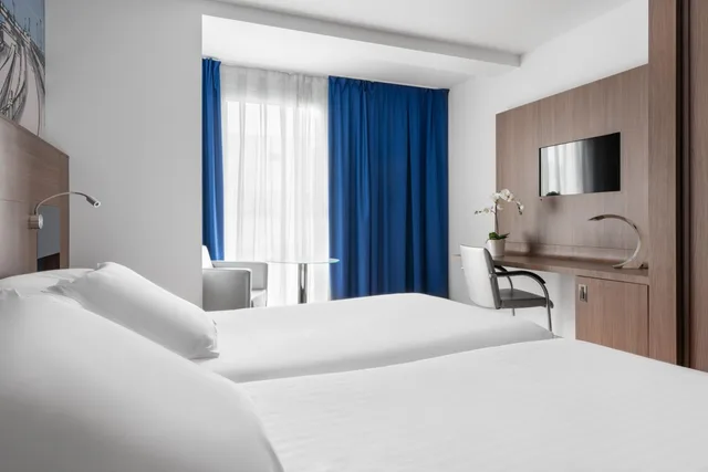 غرفة بسريرين منفصلين مع سرير إضافي، Eurostars Blue Coruna 2/10