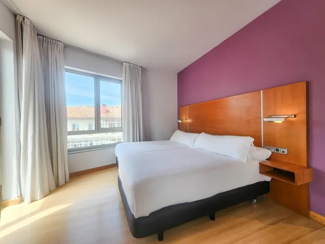 غرفة سوبيريور بسريرين منفصلين وثلاثة أسرّة بإطلالة على المدينة مع سرير إضافي، Hotel Faranda Marsol Candas, Ascend Hotel Collection 7/10