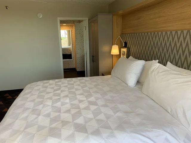 غرفة قياسية بسريرين كوين بإطلالة على البحيرة، Holiday Inn Chicago Nw Crystal Lk Conv Ctr 2/4