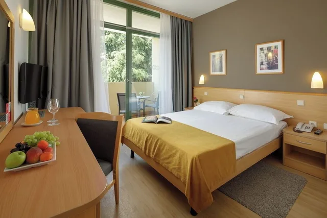 Superior, Twin Beds, Sofa, Balcony, Park Side، Hotel Aurora Plava Laguna 5/10