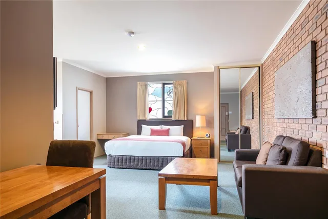 غرفة بسرير مزدوج وسريرين منفصلين، Quality Inn Colonial 2/3