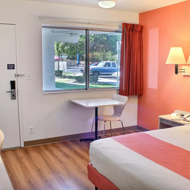 1 Full Bed - ADA/RI Shower/Micfridge، Motel6 Atascadero, CA 5/10