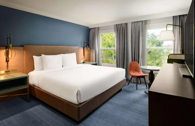 غرفة بسرير كينج مع أريكة، Hayes Mansion San Jose, Curio Collection by Hilton 1/5