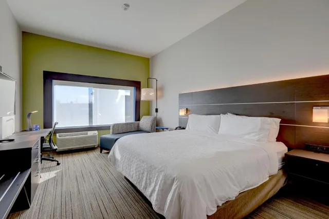 غرفة بسرير كينج، Holiday Inn Express & Suites Auburn Downtown 1/6