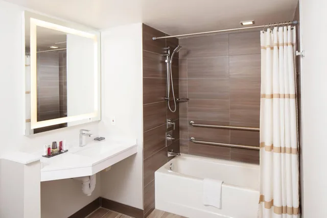 غرفة بسرير كينج بحوض استحمام لذوي الإعاقة، Minneapolis Marriott Southwest 4/5