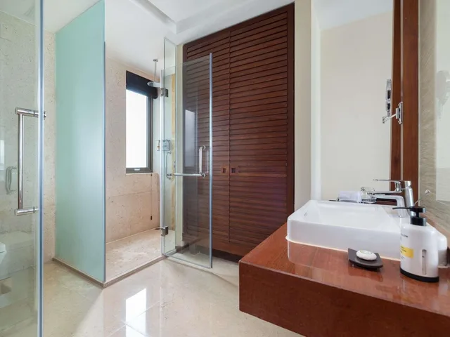 1 Bedroom, Deluxe, Suite, King Bed, Ocean View, Kitchen, Pullman Oceanview Sanya Bay Resort and Spa 5/5