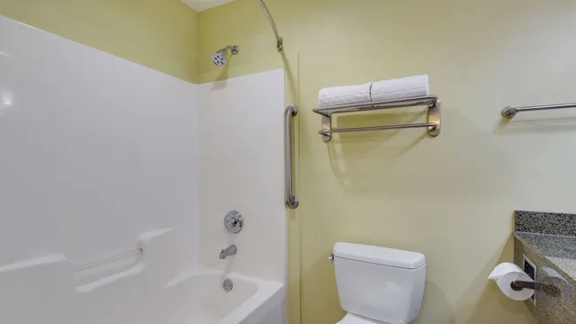 غرفة قياسية بسرير كينج مع أريكة، Best Western Plus Brunswick Inn & Suites 7/7