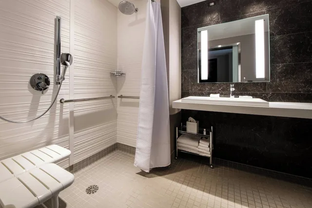 غرفة بسريرين كوين لذوي الإعاقة، Ac Hotel Seattle Bellevue-Downtown 4/6
