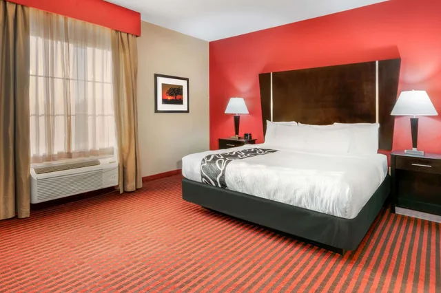 جناح بسرير كينج بغرفة نوم واحدة، La Quinta Inn Suites Boutte 1/3