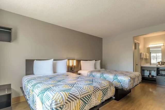 غرفة قياسية بسريرين مزدوجين بمطبخ صغير، Studio6 Hayward, CA – Silicon Valley Gateway 1/4