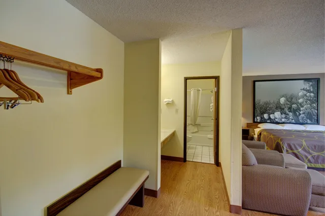 جناح بسرير كينج، Super 8 by Wyndham Zanesville. 2/2