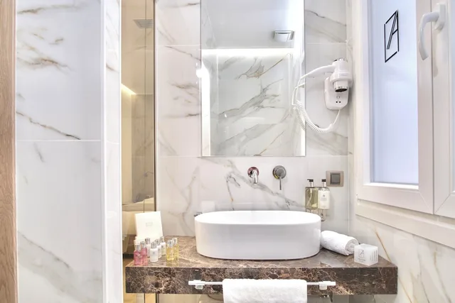 Duchess, Atrium, Queen Bed، Athens The L7 Str - Luxury Boutique Collection Hotel 5/7