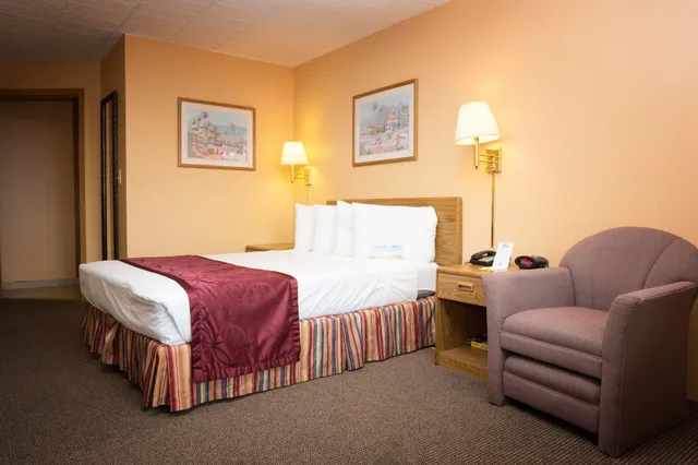 غرفة بسرير كوين لذوي الإعاقة، Days Inn by Wyndham West Allis/Milwaukee 3/6