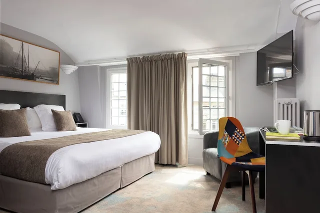 City, Queen Bed، Hotel Du Dauphin Les Loges 1/5