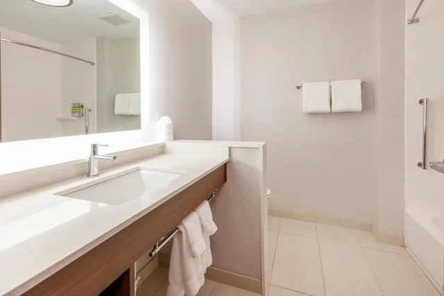 غرفة قياسية بسرير مزدوج، Holiday Inn Express & Suites Brunswick - Harpers Ferry Area, an IHG Hotel 1/2