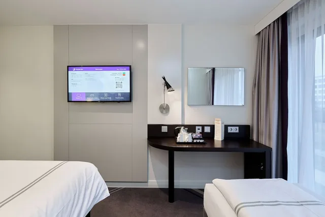 غرفة قياسية ثلاثية بسرير مزدوج وسرير فردي، Premier Inn Munchen City Schwabing Hotel 1/8