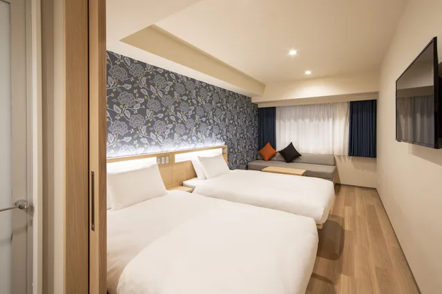 غرفة قياسية بسريرين منفصلين مع أريكة، Karaksa Hotel Tokyo Station 1/4