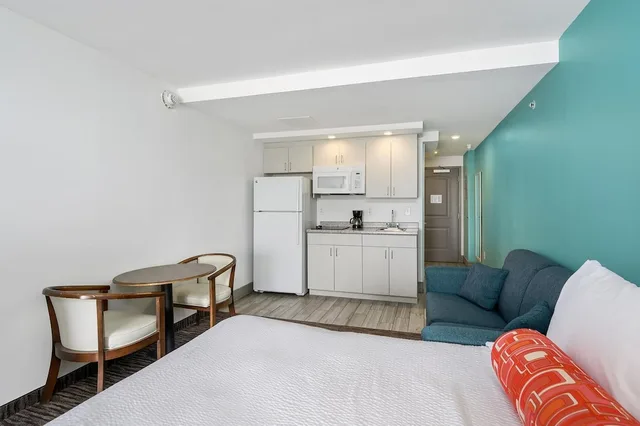 Room, 2 Double Beds, Ocean Front, Sofa, Balcony, Kitchen، Royalton Hotel 3/5