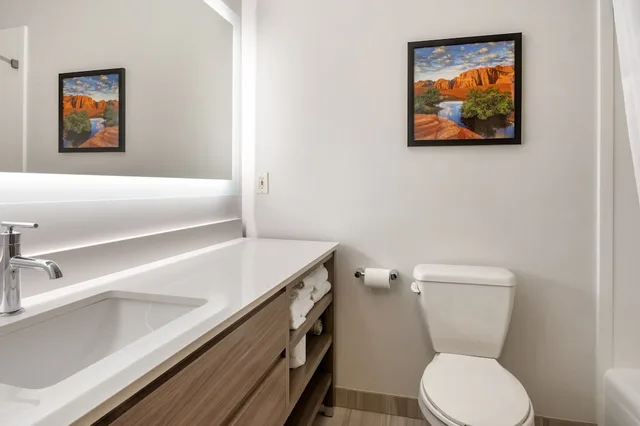 جناح بسرير كينج مع أريكة يُسمح فيها بالحيوانات الأليفة، Comfort Inn & Suites Beaver - Interstate 15 North 4/4