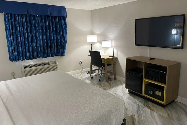 غرفة بسرير كينج للمدخنين لذوي الإعاقة، Days Inn by Wyndham Jersey City / NYC Area 2/10