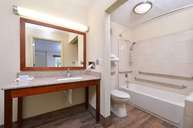 غرفة قياسية بسريرين مزدوجين، Surestay Hotel By Best Western Bowling Green North 7/7
