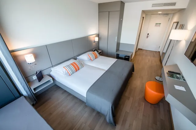 غرفة سوبيريور بسرير كوين، Lake Geneva Hotel 1/4