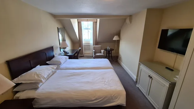 غرفة قياسية بسريرين منفصلين بإطلالة على المدينة، St Georges Hotel 6/10