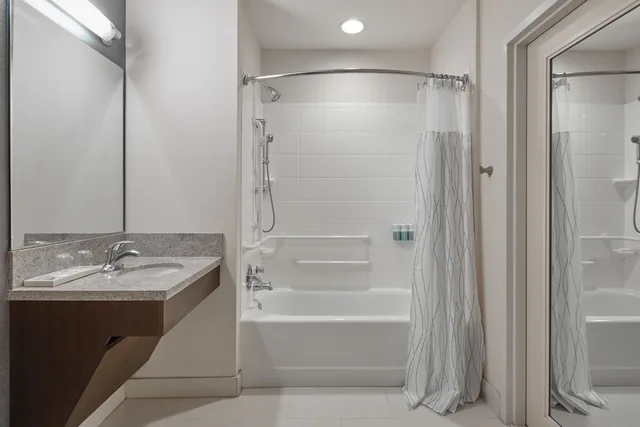غرفة بسرير كينج مع أريكة في طابق مرتفع، Courtyard Marriott City Center 4/5