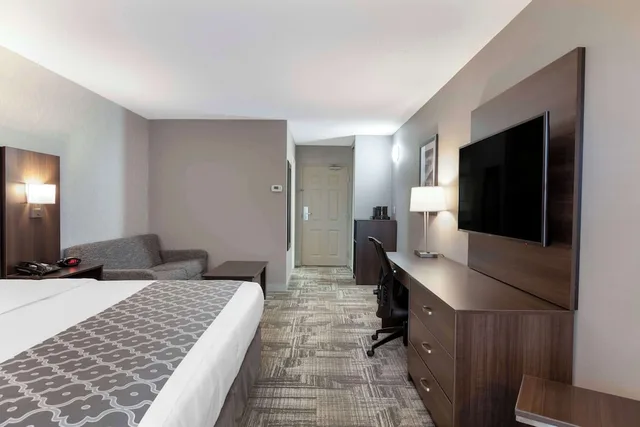 غرفة قياسية بسرير كينج مع أريكة، Best Western Milton 1/7